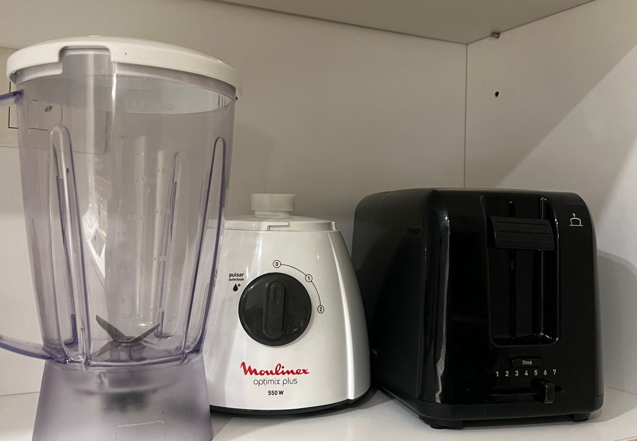 Detalhe da cozinha do apartamento Arrayán -1A com liquidificador e torradeira disponíveis para os hóspedes.