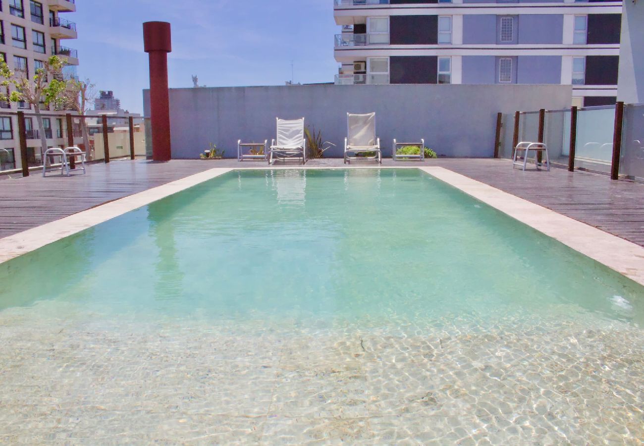 Imagen da piscina na varanda do edifício com vista panorâmica