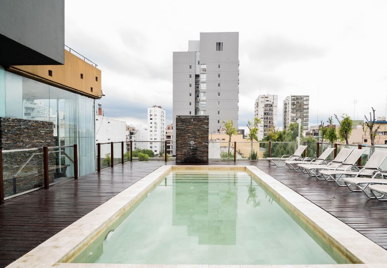 O prédio dispõe de piscina no terraço exterior