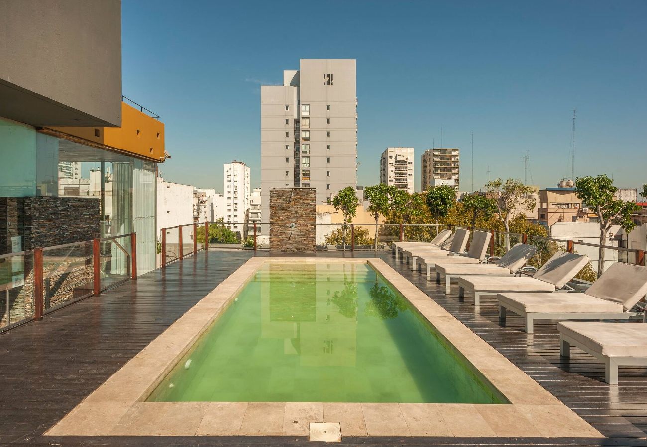 O prédio dispõe de piscina no terraço exterior